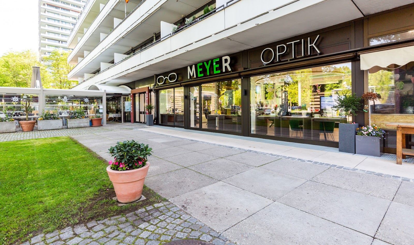Brillenberatung und Anpassung bei Optik Maier München